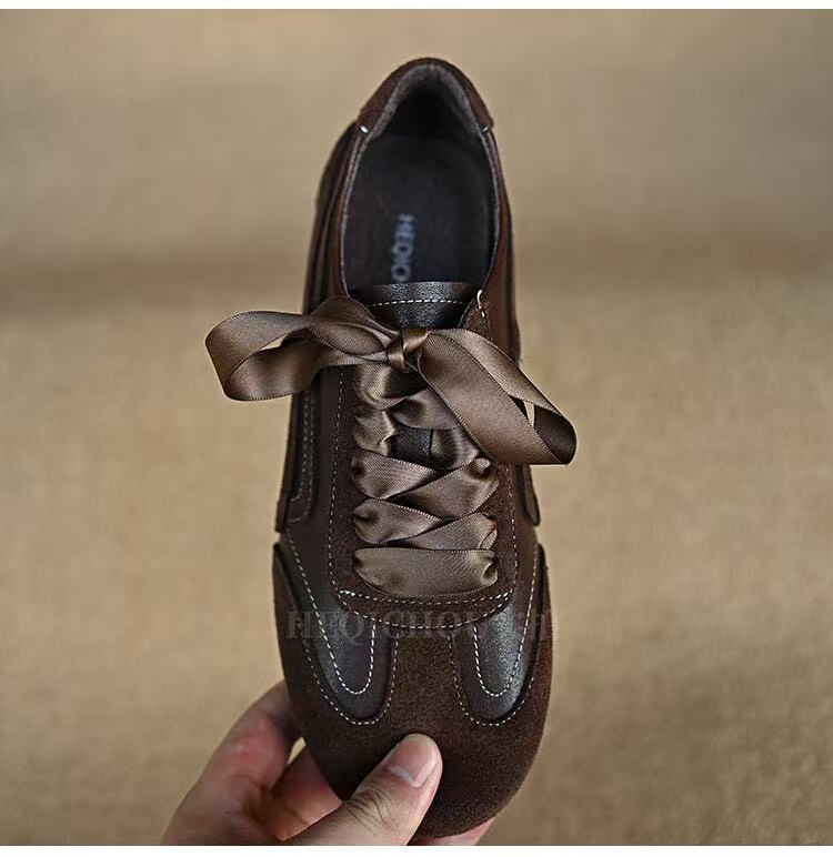 Pantofi cu platformă, din piele de vită și nubuk, închidere cu șireturi în față, vârf rotund, toc 3–5 cm