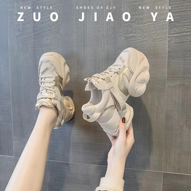 Adidași platformă din piele naturală, talpă din cauciuc natural, toc de 3–5 cm, închidere cu șiret în față, guler scurt