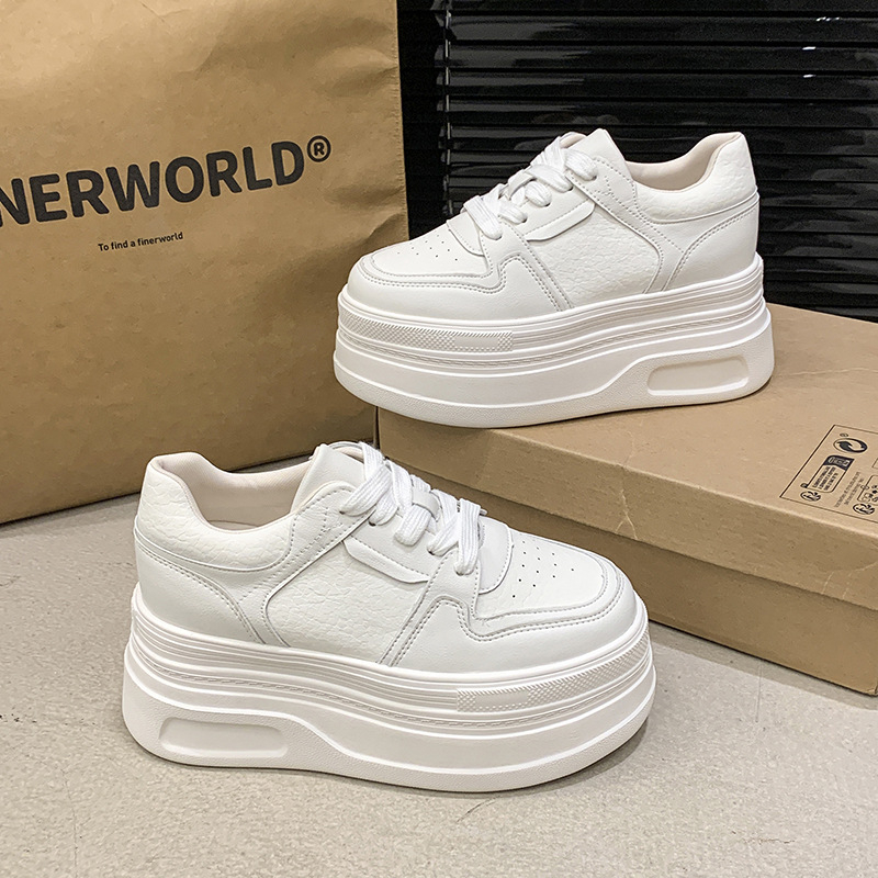 Кежуал маратонки с кръгъл нос, микрофибърна горна част, дебел подметник, височина на петата 3–5 см, връзки