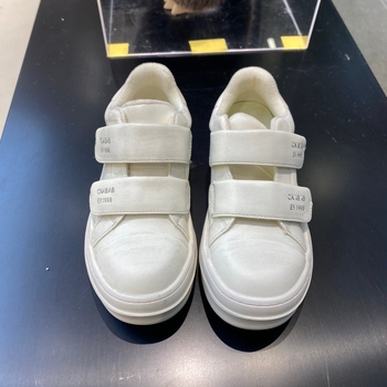 Ежедневни дамски бели маратонки с горна част от разделена кожа, нисък горен край, велкро закопчаване, платформа 3–5 см, стелка от свинска кожа (Горна част: разделена кожа; Затваряне: велкро; Подметка: платформа 3–5 см; Височина горна част: нисък; Подложка: