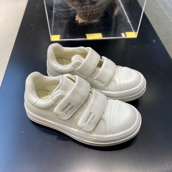 Ежедневни дамски бели маратонки с горна част от разделена кожа, нисък горен край, велкро закопчаване, платформа 3–5 см, стелка от свинска кожа (Горна част: разделена кожа; Затваряне: велкро; Подметка: платформа 3–5 см; Височина горна част: нисък; Подложка: