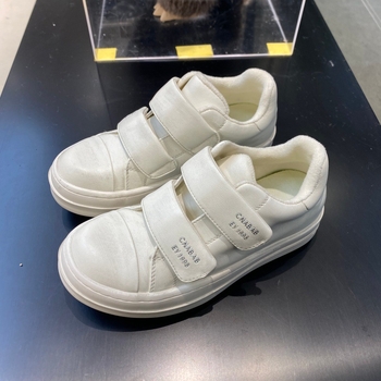 Ежедневни дамски бели маратонки с горна част от разделена кожа, нисък горен край, велкро закопчаване, платформа 3–5 см, стелка от свинска кожа (Горна част: разделена кожа; Затваряне: велкро; Подметка: платформа 3–5 см; Височина горна част: нисък; Подложка: