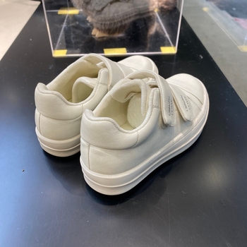 Ежедневни дамски бели маратонки с горна част от разделена кожа, нисък горен край, велкро закопчаване, платформа 3–5 см, стелка от свинска кожа (Горна част: разделена кожа; Затваряне: велкро; Подметка: платформа 3–5 см; Височина горна част: нисък; Подложка: