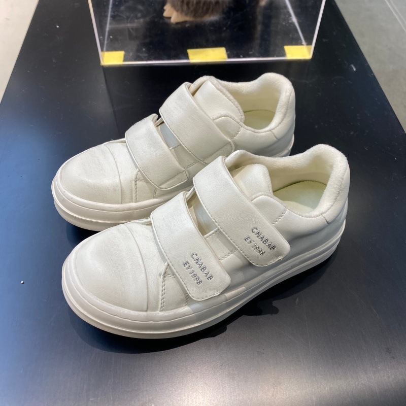 Ежедневни дамски бели маратонки с горна част от разделена кожа, нисък горен край, велкро закопчаване, платформа 3–5 см, стелка от свинска кожа (Горна част: разделена кожа; Затваряне: велкро; Подметка: платформа 3–5 см; Височина горна част: нисък; Подложка: