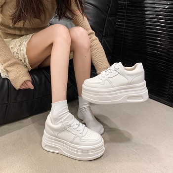 Adidași sport albi pentru femei, talpă groasă cu creștere ascunsă, suprafață din piele microfibră, șireturi, căptușeală din plasă, talpă din cauciuc