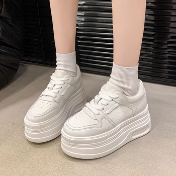 Adidași sport albi pentru femei, talpă groasă cu creștere ascunsă, suprafață din piele microfibră, șireturi, căptușeală din plasă, talpă din cauciuc