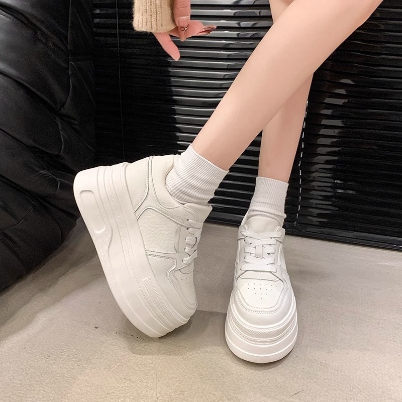 Adidași sport albi pentru femei, talpă groasă cu creștere ascunsă, suprafață din piele microfibră, șireturi, căptușeală din plasă, talpă din cauciuc