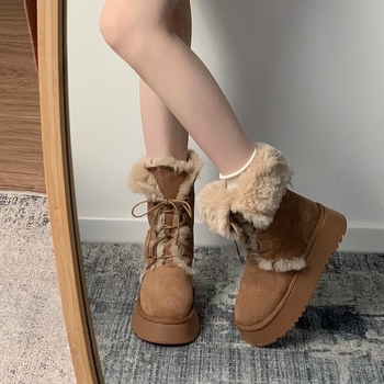 Ghete de zăpadă cu tibie înaltă, exterior din piele sintetică, căptușite cu blană artificială, talpă din cauciuc gros, vârf rotund