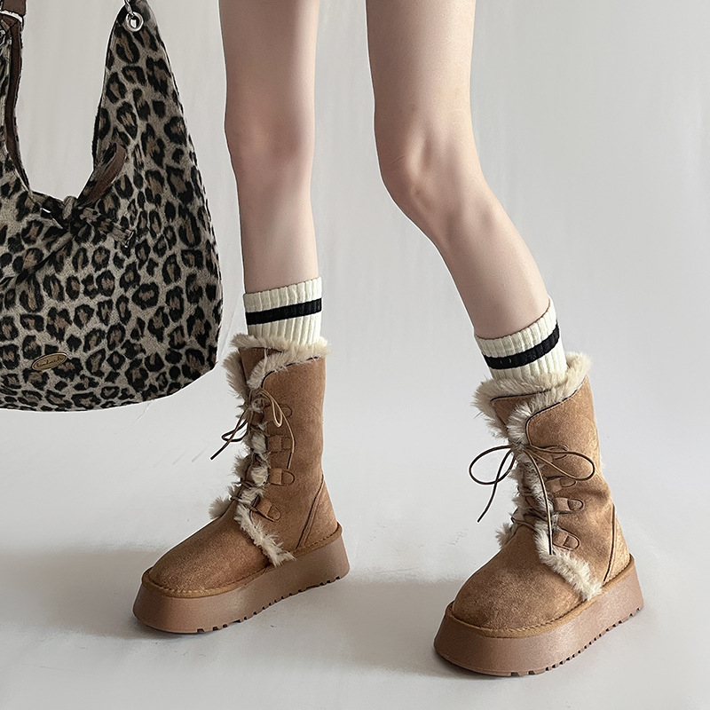 Ghete de zăpadă cu tibie înaltă, exterior din piele sintetică, căptușite cu blană artificială, talpă din cauciuc gros, vârf rotund