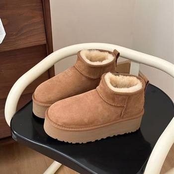 Ghete de zăpadă cu partea superioară din blană integrată, căptușite cu lână de oaie, talpă groasă, croială joasă