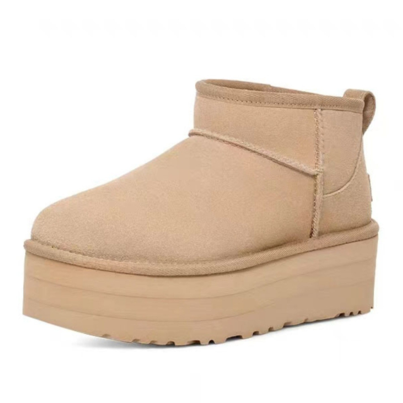 Ghete de zăpadă cu partea superioară din blană integrată, căptușite cu lână de oaie, talpă groasă, croială joasă