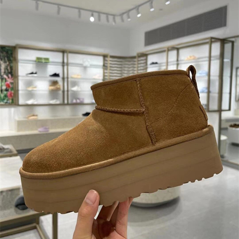 Ghete de zăpadă cu partea superioară din blană integrată, căptușite cu lână de oaie, talpă groasă, croială joasă