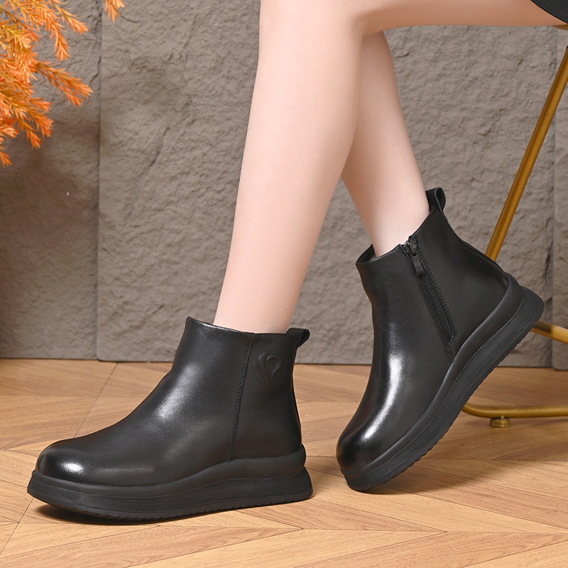 Botine Chelsea din piele naturală, talpă groasă, închidere cu fermoar lateral, căptușeală din lână și piele de miel, toc în formă de clin