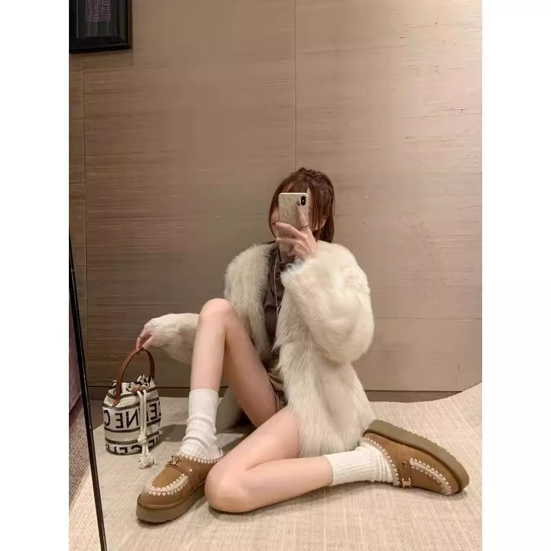 Pantofi de iarnă cu partea superioară din piele naturală, căptușeală din blană artificială, talpă din cauciuc, vârf rotund, talpă joasă, toc mediu 3-5 cm, stil retro