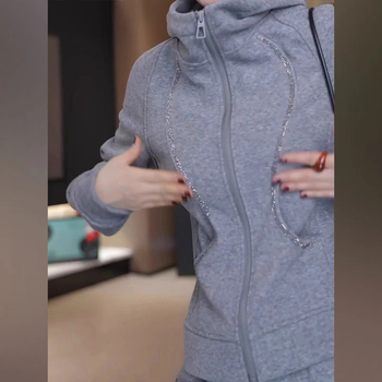 Set sport feminin toamnă-iarnă: hanorac cu fleece și fermoar, pantaloni cu talie înaltă, croială dreaptă – două piese