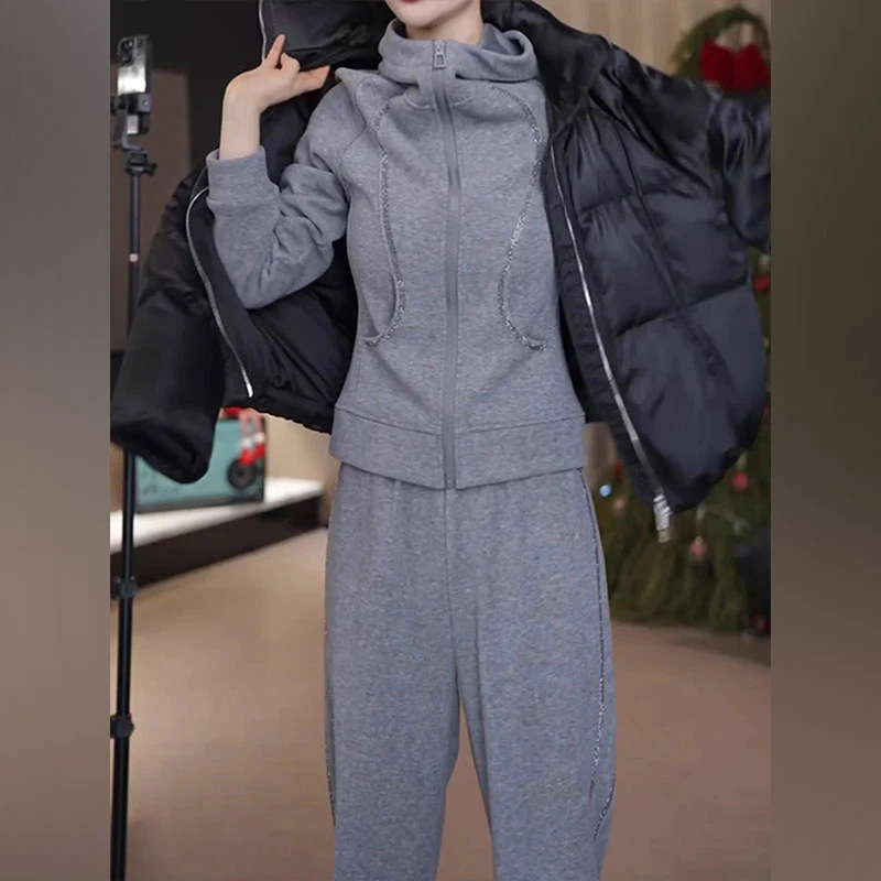 Set sport feminin toamnă-iarnă: hanorac cu fleece și fermoar, pantaloni cu talie înaltă, croială dreaptă – două piese