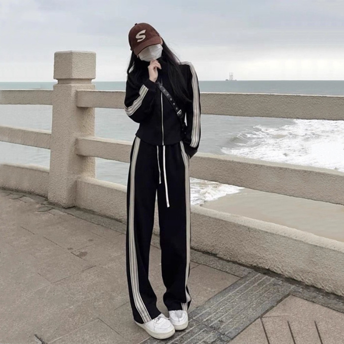 Costum sport casual femei, două piese, model Color Block, croială collage/splicing, fibre de poliester și elastan, top cu mâneci lungi și jachetă scurtă, primăvara 2025