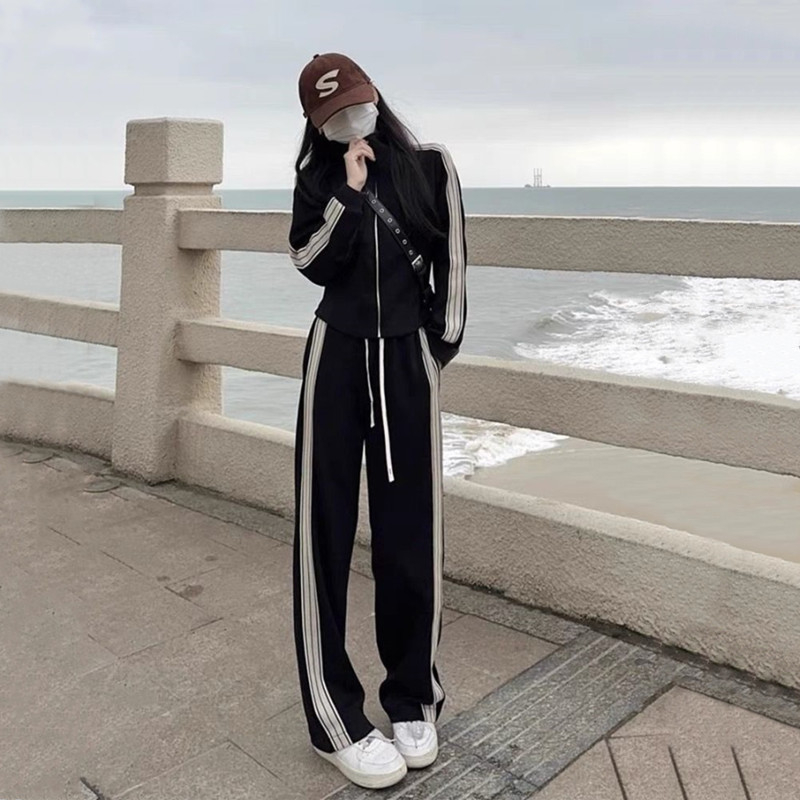 Costum sport casual femei, două piese, model Color Block, croială collage/splicing, fibre de poliester și elastan, top cu mâneci lungi și jachetă scurtă, primăvara 2025