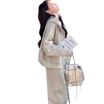 Set sport-casual pentru femei din două piese: poliester principal 80–90%, secundar 50–70%, mâneci lungi, top și pantaloni, iarnă 2024