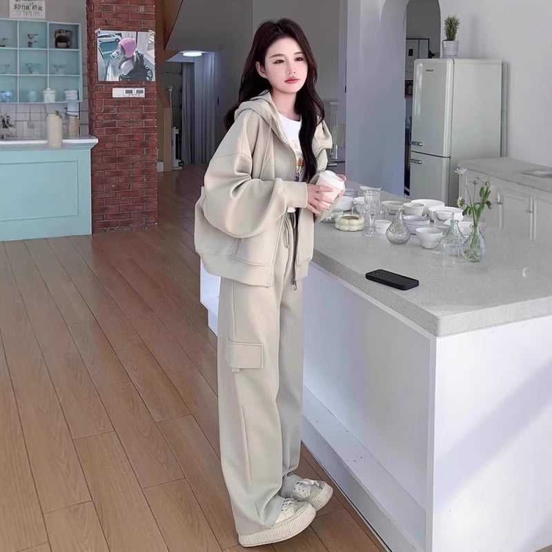 Set sport-casual pentru femei din două piese: poliester principal 80–90%, secundar 50–70%, mâneci lungi, top și pantaloni, iarnă 2024