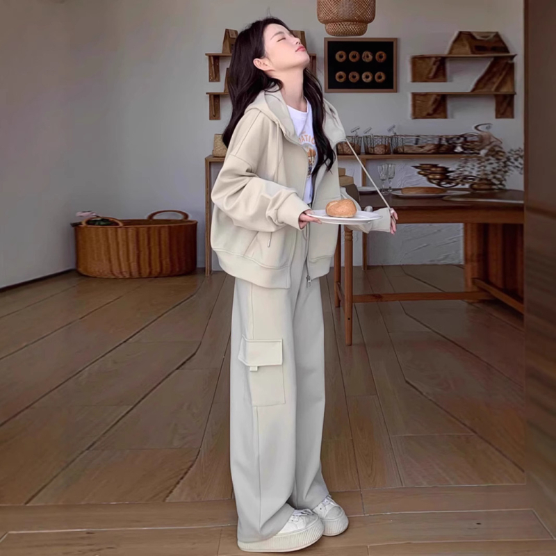 Set sport-casual pentru femei din două piese: poliester principal 80–90%, secundar 50–70%, mâneci lungi, top și pantaloni, iarnă 2024