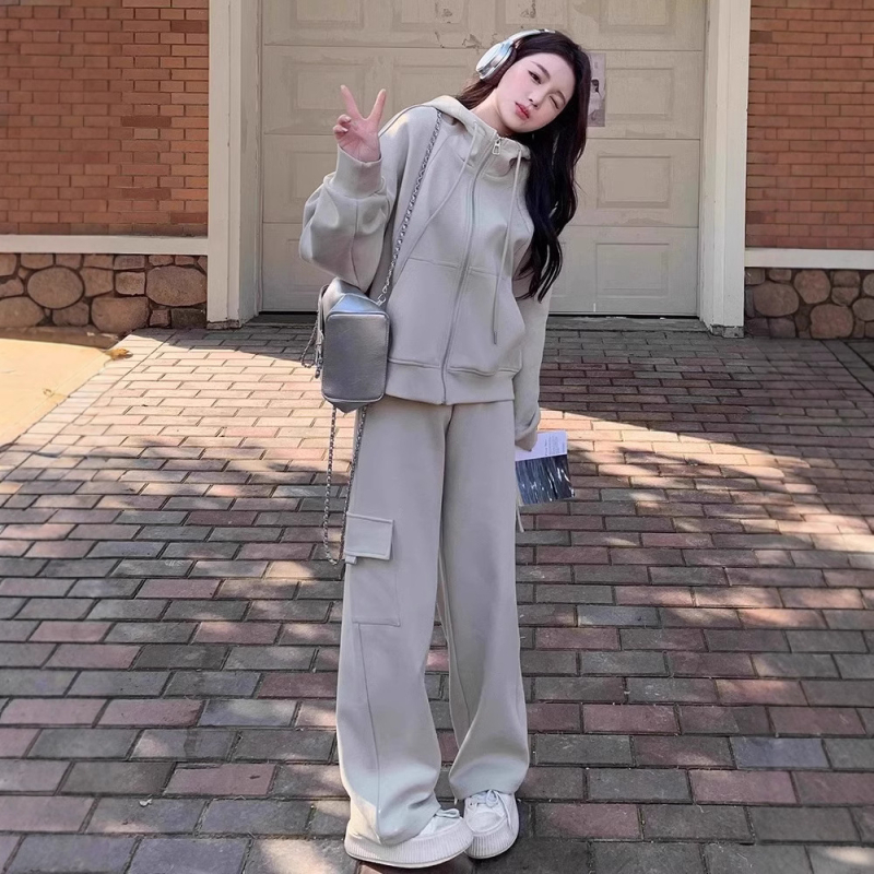 Set sport-casual pentru femei din două piese: poliester principal 80–90%, secundar 50–70%, mâneci lungi, top și pantaloni, iarnă 2024