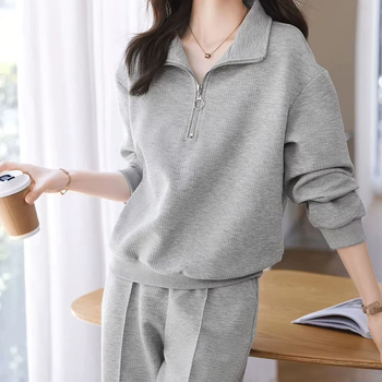 Set two-piece pentru femei: top cu mânecă lungă și pantaloni 3/4; țesătură PVC; Primăvara 2025