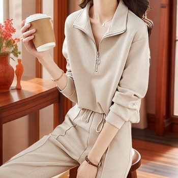 Set two-piece pentru femei: top cu mânecă lungă și pantaloni 3/4; țesătură PVC; Primăvara 2025