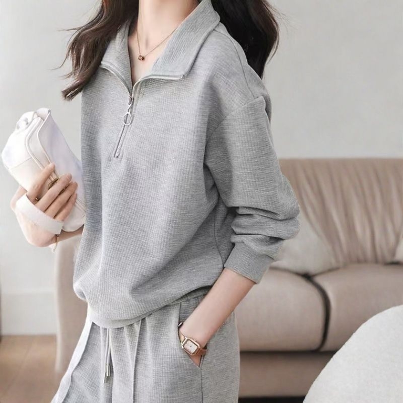 Set two-piece pentru femei: top cu mânecă lungă și pantaloni 3/4; țesătură PVC; Primăvara 2025