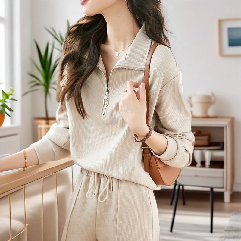 Set two-piece pentru femei: top cu mânecă lungă și pantaloni 3/4; țesătură PVC; Primăvara 2025