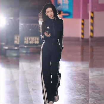 Costum sport din bumbac pentru femei, cu guler înalt, fermoar și dungi verticale — set de pantaloni cu mâneci lungi, iarna 2025.