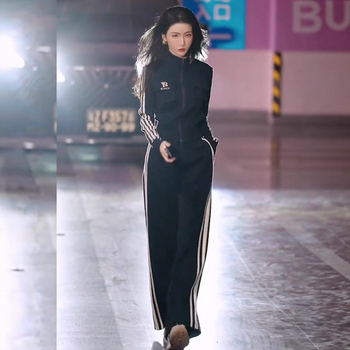 Costum sport din bumbac pentru femei, cu guler înalt, fermoar și dungi verticale — set de pantaloni cu mâneci lungi, iarna 2025.