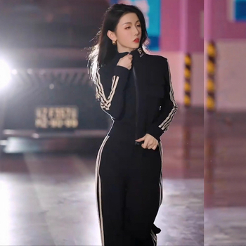 Costum sport din bumbac pentru femei, cu guler înalt, fermoar și dungi verticale — set de pantaloni cu mâneci lungi, iarna 2025.