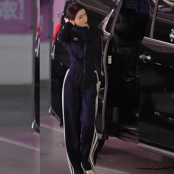 Costum sport din bumbac pentru femei, cu guler înalt, fermoar și dungi verticale — set de pantaloni cu mâneci lungi, iarna 2025.