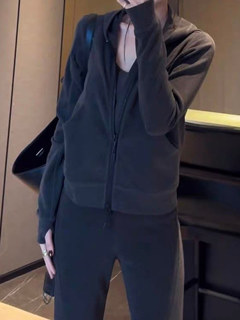 Set sport două piese pentru femei: hanorac cu glugă și pantaloni cu talie înaltă, cusuri în panouri, mâneci lungi, amestec poliester-spandex, toamnă 2024, stil casual