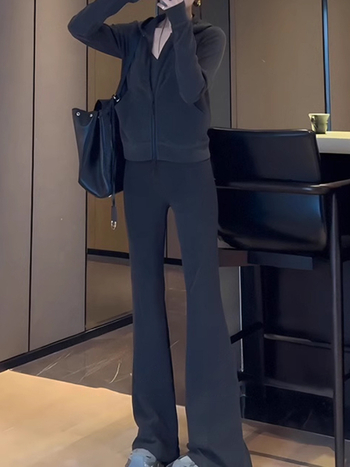 Set sport două piese pentru femei: hanorac cu glugă și pantaloni cu talie înaltă, cusuri în panouri, mâneci lungi, amestec poliester-spandex, toamnă 2024, stil casual