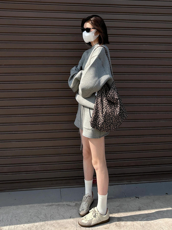 Set din două piese: top din trening cu guler rotund și fustă scurtă, material Space Cotton, poliester și alte fibre; lansare toamnă 2025.