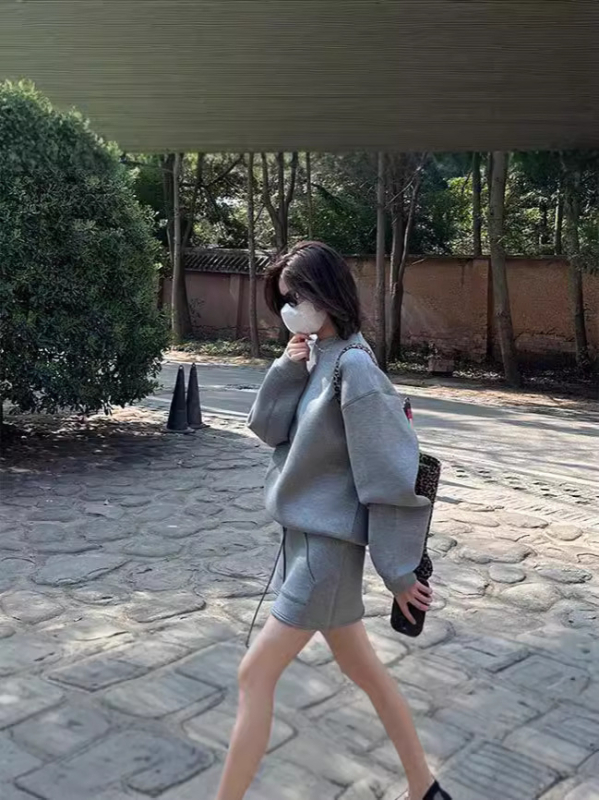 Set din două piese: top din trening cu guler rotund și fustă scurtă, material Space Cotton, poliester și alte fibre; lansare toamnă 2025.