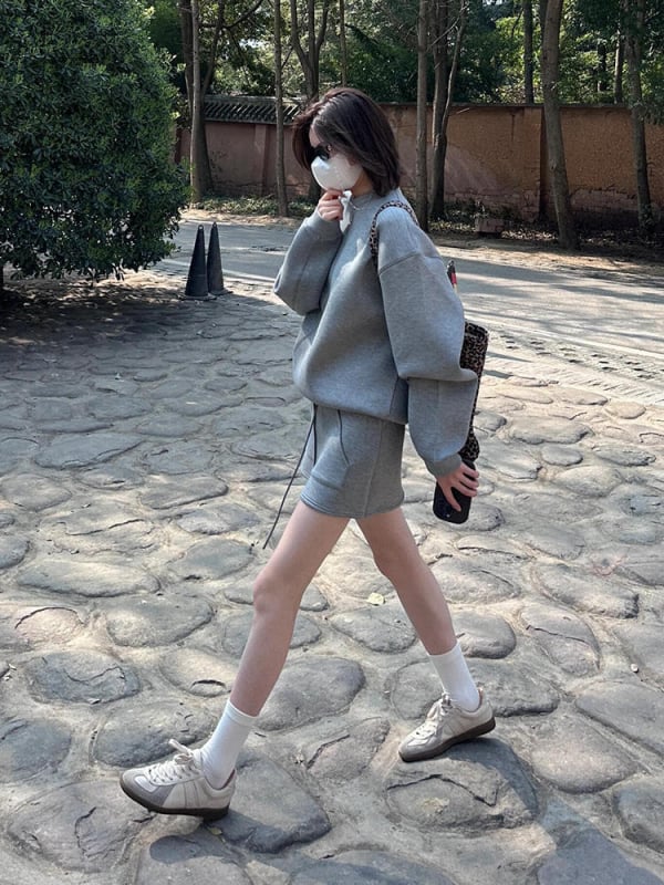 Set din două piese: top din trening cu guler rotund și fustă scurtă, material Space Cotton, poliester și alte fibre; lansare toamnă 2025.