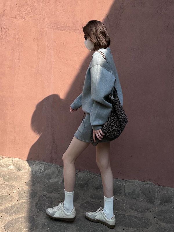 Set din două piese: top din trening cu guler rotund și fustă scurtă, material Space Cotton, poliester și alte fibre; lansare toamnă 2025.