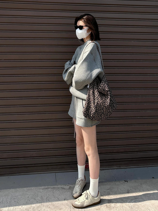 Set din două piese: top din trening cu guler rotund și fustă scurtă, material Space Cotton, poliester și alte fibre; lansare toamnă 2025.