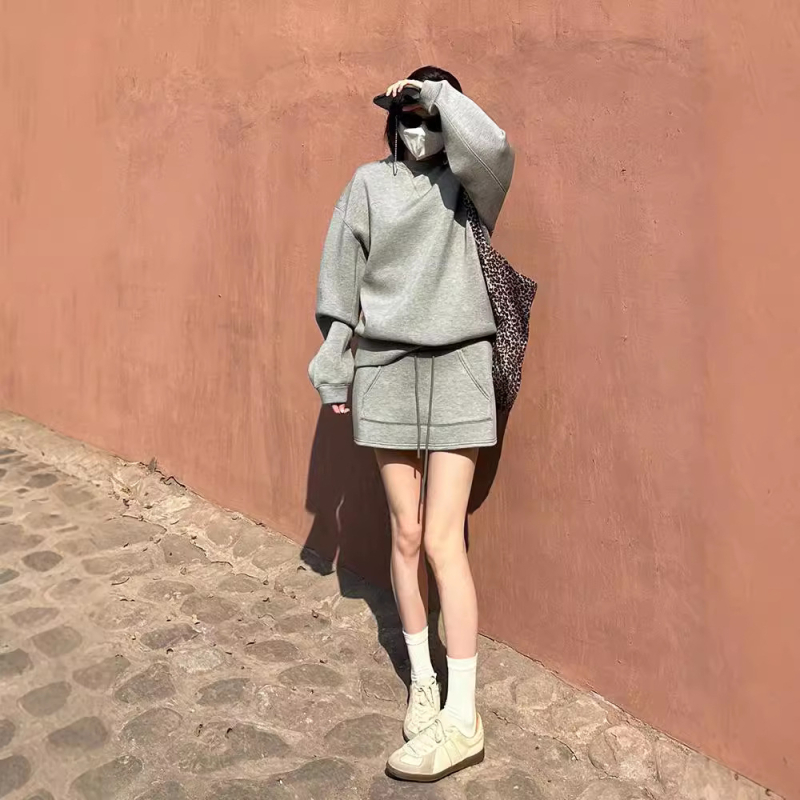 Set din două piese: top din trening cu guler rotund și fustă scurtă, material Space Cotton, poliester și alte fibre; lansare toamnă 2025.