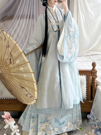 Rochie în stil Ming cu guler înalt; fustă cu panouri de tip horse-face dintr-un bloc unic; broderie Jacquard; poliester; primăvara