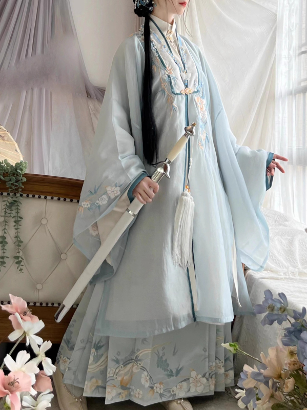 Rochie în stil Ming cu guler înalt; fustă cu panouri de tip horse-face dintr-un bloc unic; broderie Jacquard; poliester; primăvara