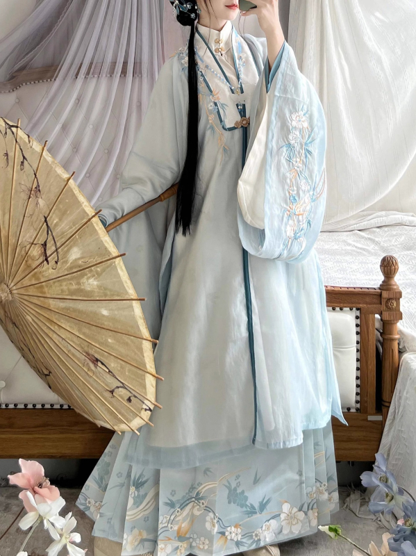 Rochie în stil Ming cu guler înalt; fustă cu panouri de tip horse-face dintr-un bloc unic; broderie Jacquard; poliester; primăvara