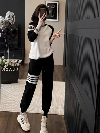 Set sport casual feminin din două piese, top cu mâneci lungi și pantaloni, imprimeu dungi/caro, poliester, toamna 2025