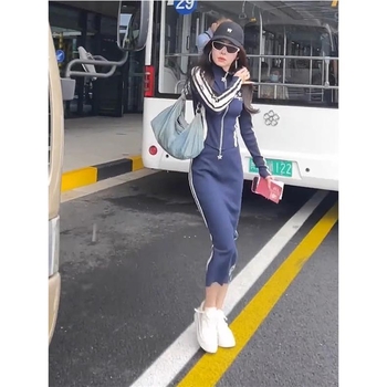 Set de femei din două piese, toamnă 2024: hanorac cu mâneci lungi în stil prințesă și fustă, material chenille cu elastan sub 30%