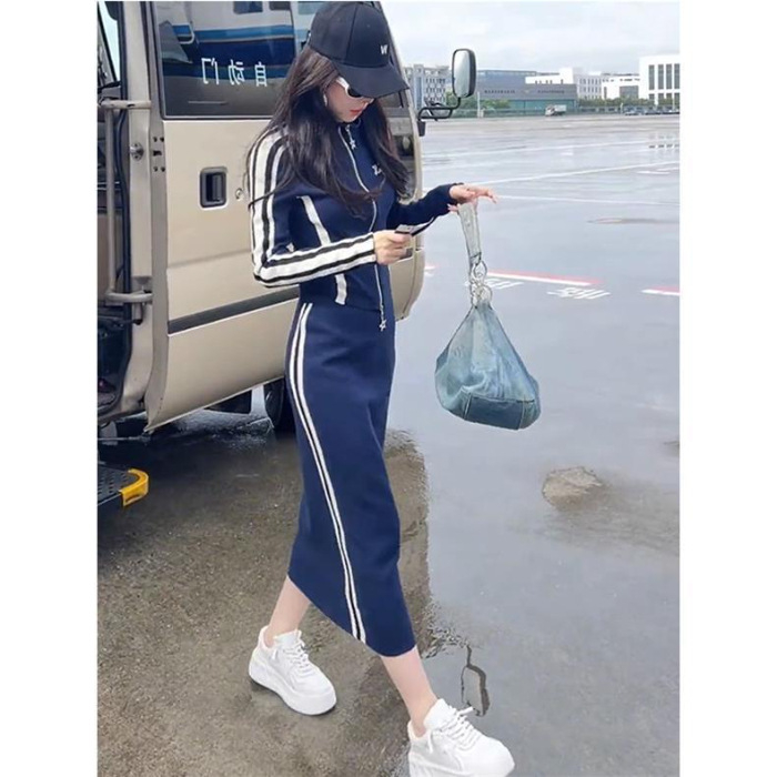 Set de femei din două piese, toamnă 2024: hanorac cu mâneci lungi în stil prințesă și fustă, material chenille cu elastan sub 30%