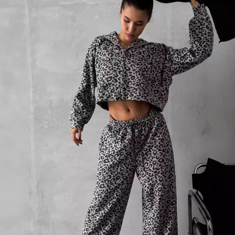 Trening damă leopard print cu fermoar şi glugă, pantaloni evazați, poliester 95%+, toamna 2024