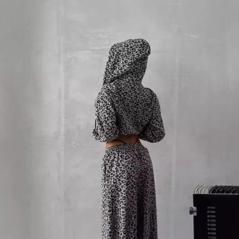 Trening damă leopard print cu fermoar şi glugă, pantaloni evazați, poliester 95%+, toamna 2024